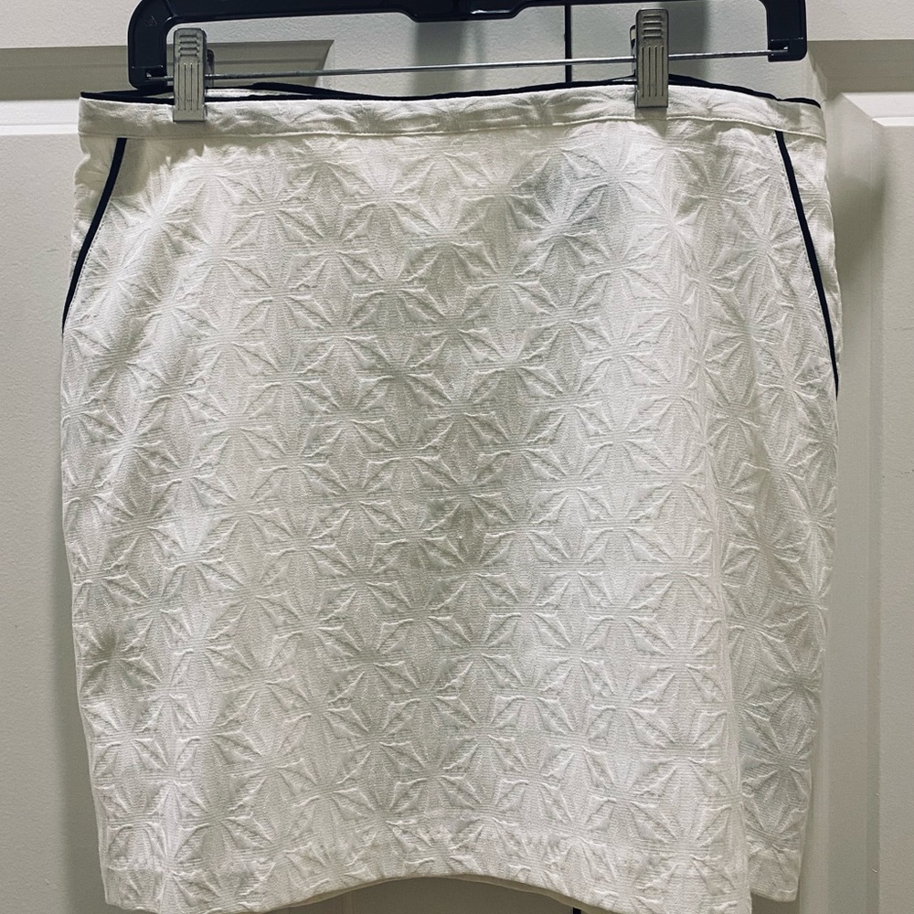Suzy Shier White Textured Mini Skirt